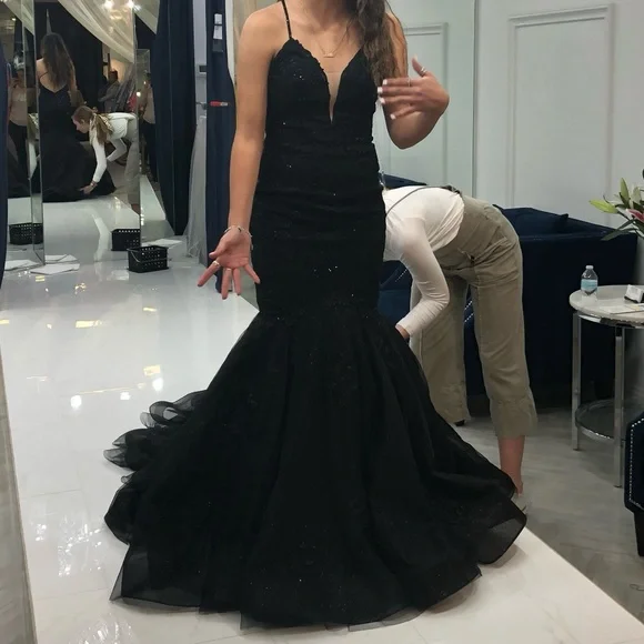 Elegant Black Evening Gown - Picture 1 of 5